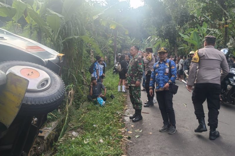 Babinsa Koramil Subah Bantu Evakuasi Bus Pariwisata Yang Terguling di Desa Bandung Pecalunga