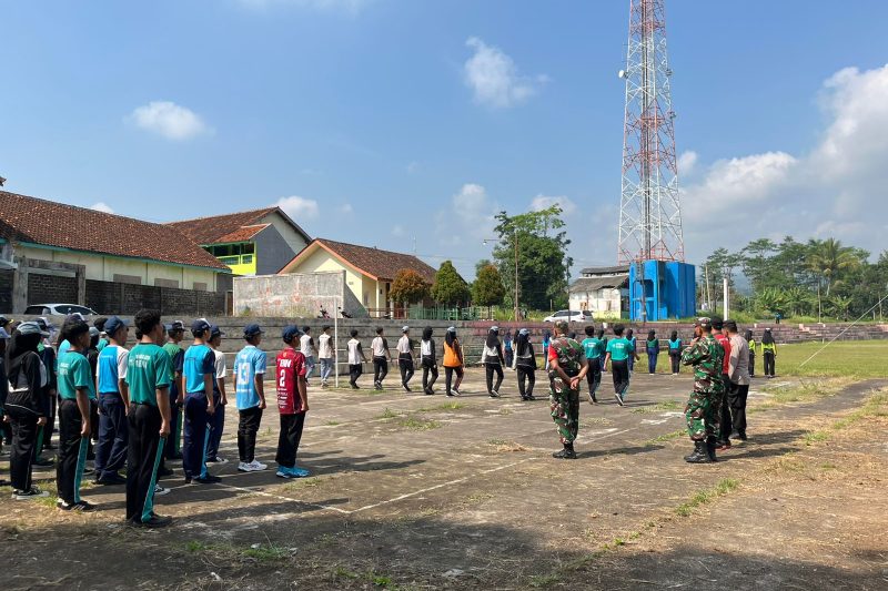 Babinsa Koramil Tersono Bersama Panitia Lakukan Seleksi Calon Anggota Paskibra