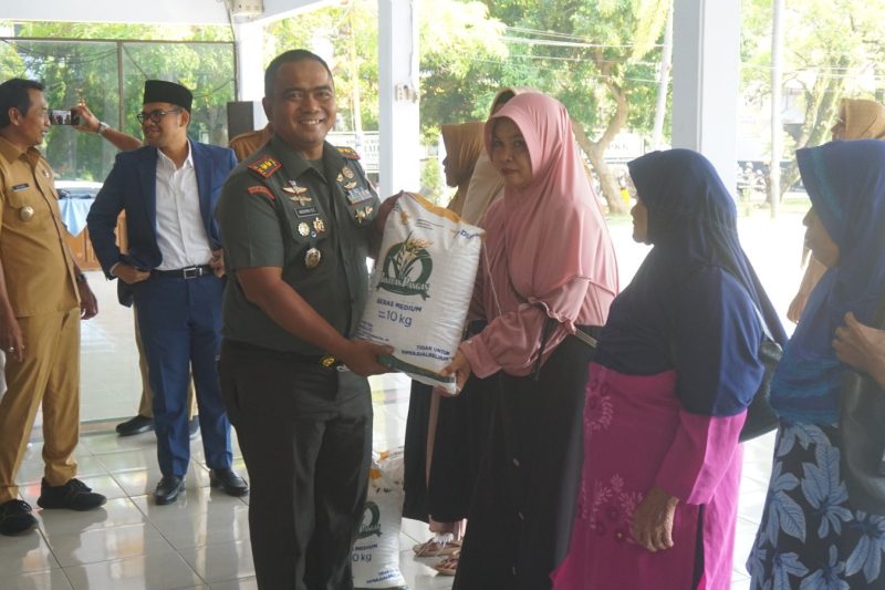 Dandim Batang Hadiri Penyaluran Bantuan  Pangan Beras