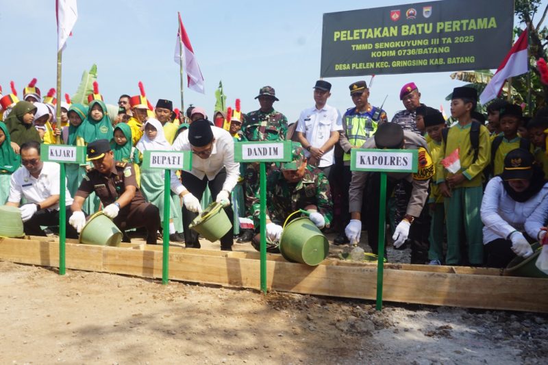Bupati Batang Pimpin Peletakan Batu Pertama Dimulainya Kegiatan TMMD Sengkuyung Tahap III