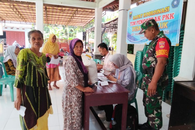 Babinsa Koramil 11 Warungasem Dampingi Penyaluran Bantuan Pangan Beras di Desa Binaan