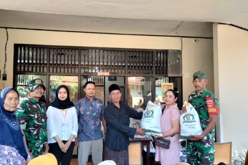 Babinsa  Dampingi Penyaluran Beras Bantuan Pangan CBP 2025 kepada Warga