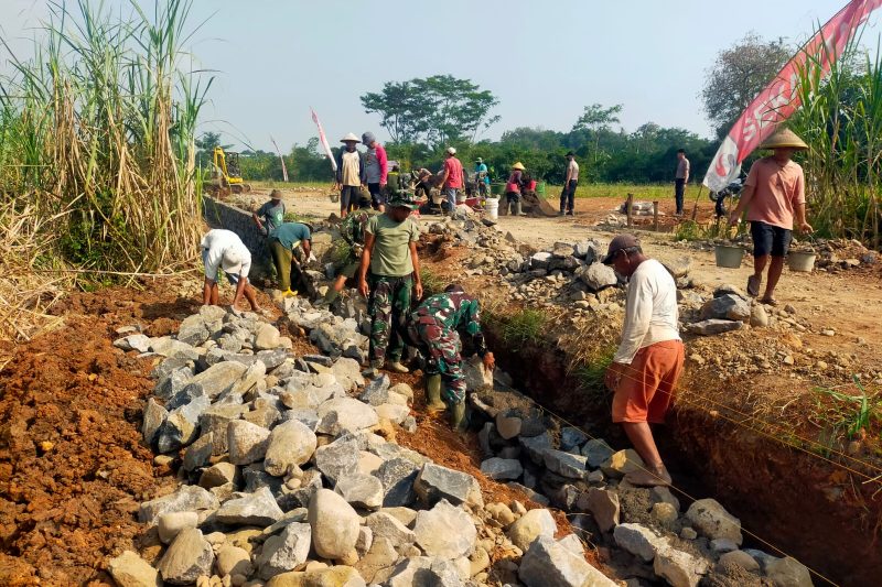 Satgas TMMD Sengkuyung Tahap III Kodim 0736/Batang Bersama Warga Fokus Pengerjaan Talud