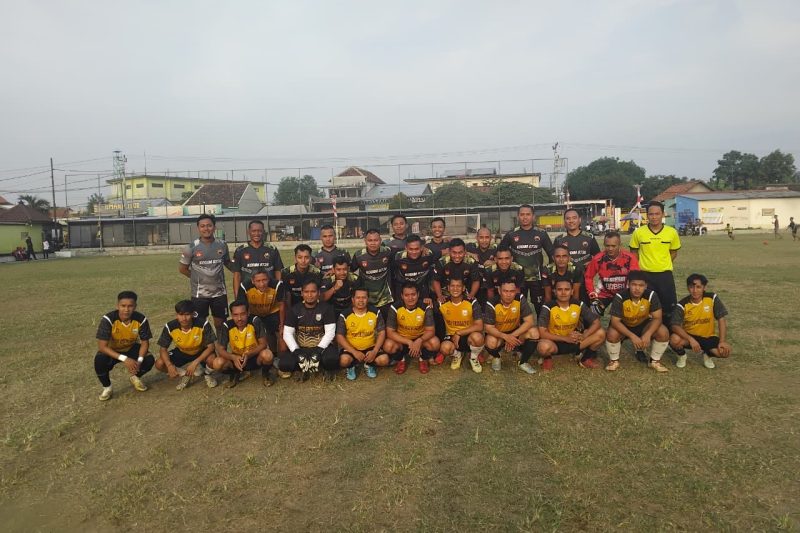 Laga Sepak Bola Persahabatan Kodim 0736/Batang Melawan PPDI Gringsing