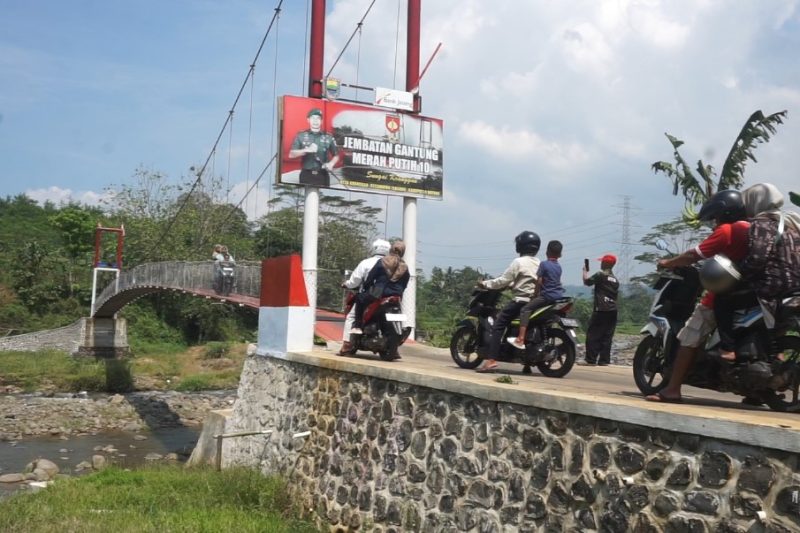 Impian 30 Tahun Terwujud, Warga Kranggan Batang Kini Nikmati Jembatan Gantung Hasil Gotong Royong dengan TNI