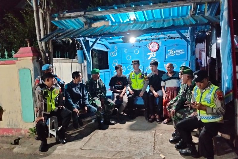 Pastikan Keamanan Wilayah Binaan, Polsek dan Koramil Batang Lakukan Pengecekan Poskamling