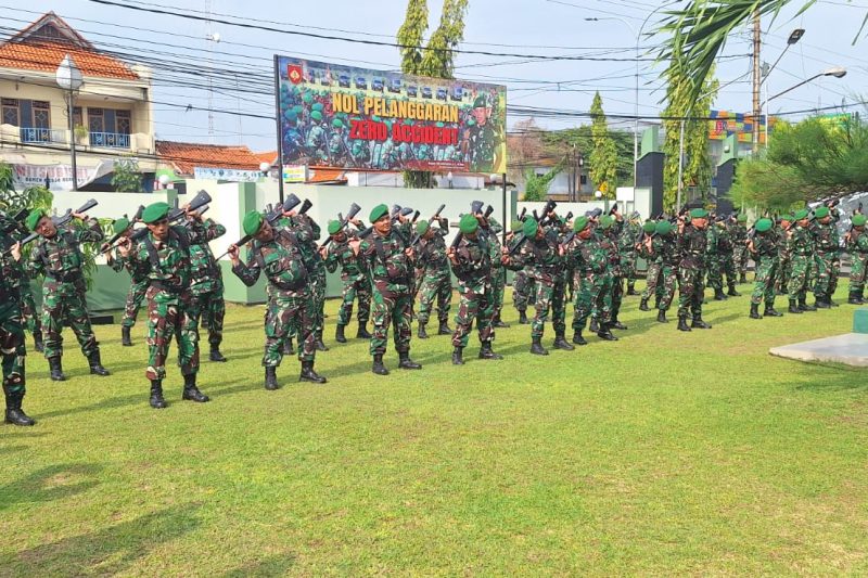 Jaga Kebugaran Tubuh, Personil Kodim 0736/Batang Laksanakan Senam Senjata