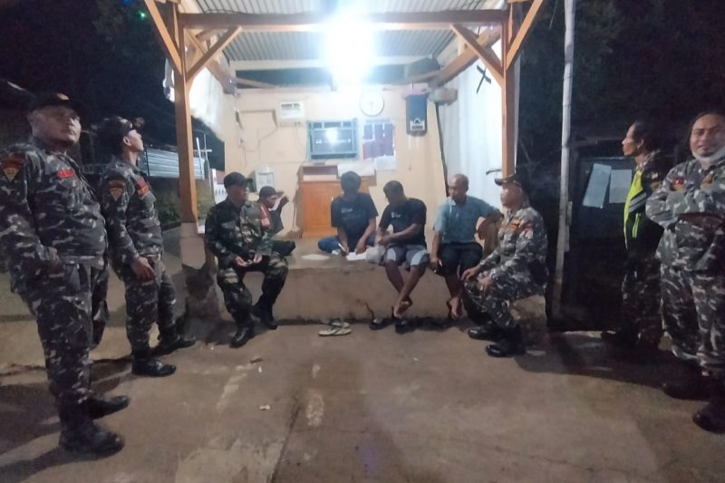 Sambangi Pos Kamling, Babinsa Ajak Warga Aktif Jaga Kamtibmas