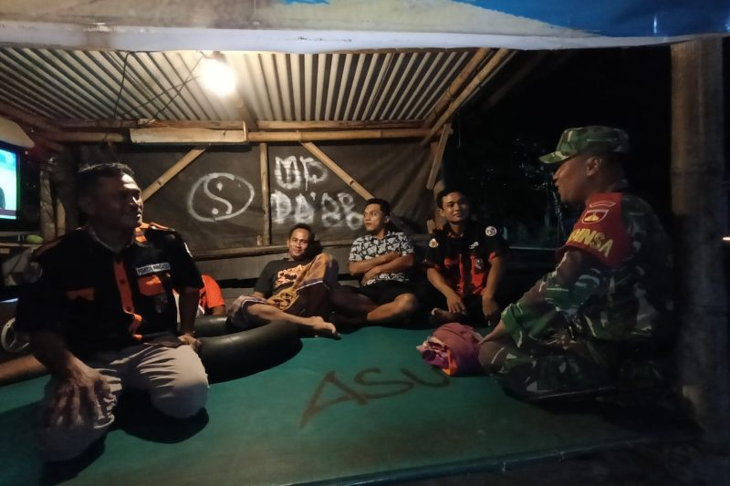 Tingkatkan Siskamling, Danramil didampingi Babinsa dan Ormas Kontrol Ronda Malam