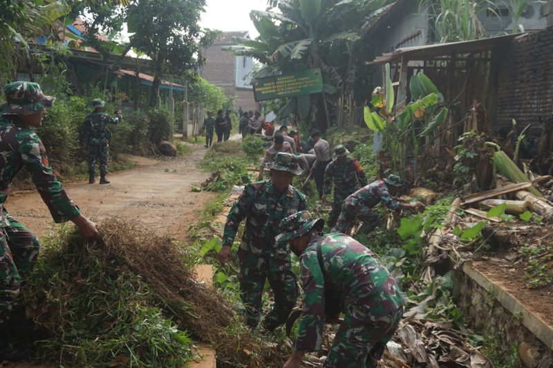 Kodim 0736/Batang Gelar Karya Bhakti Teritorial Prima Bersihkan Pesantren dan Saluran Air