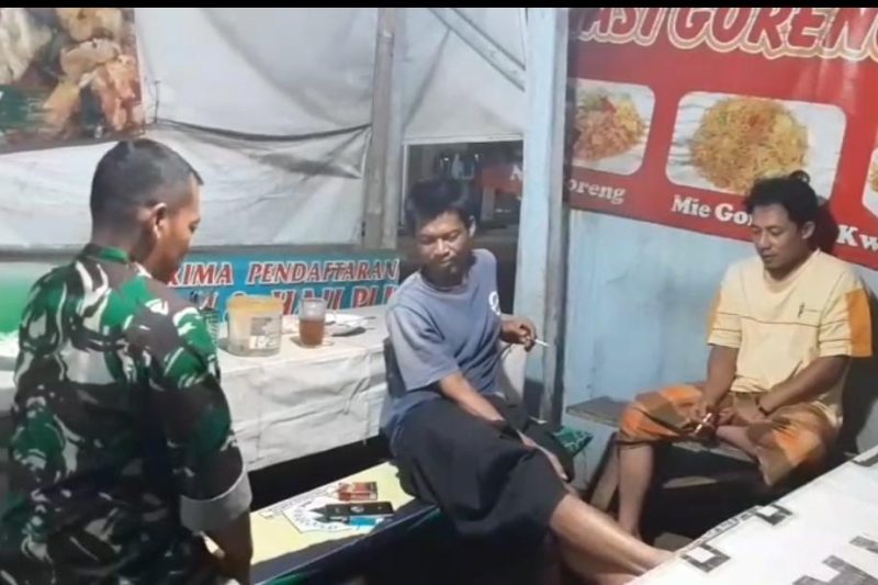 Babinsa Koramil 01/Subah melaksanakan patroli wilayah dan komunikasi sosial di Desa gombong Kec.Pecalungan