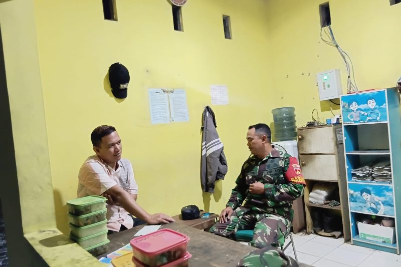 Anggota Koramil 13/Banyuputih melaksanakan kegiatan patroli dan komunikasi sosial di wilayah Kec.Banyuputih
