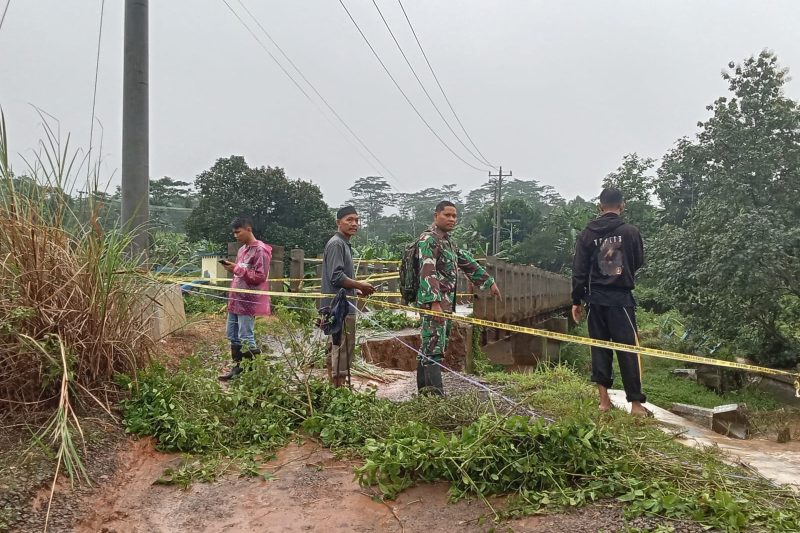 Peran Babinsa dalam penanggulangan bencana alam tanah longsor di Desa Sendang Kemligi Kec.Wonotunggal
