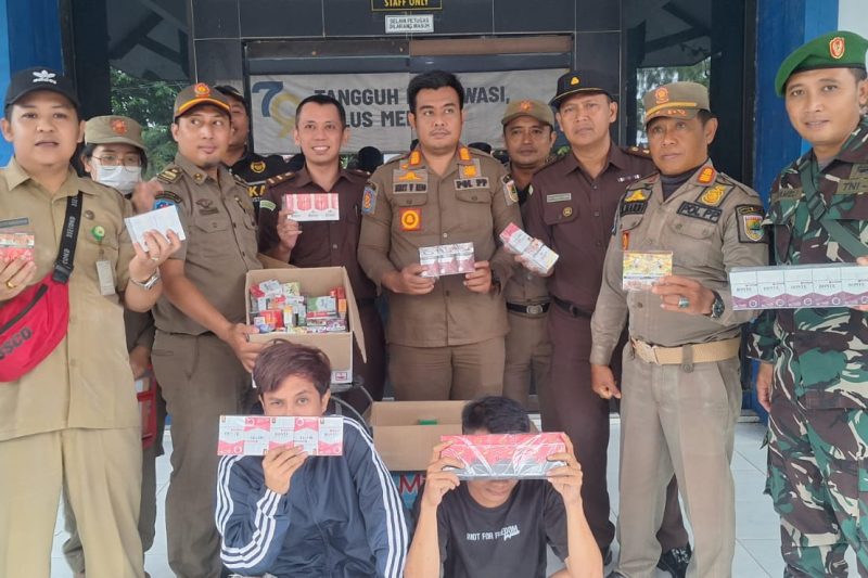 Babinsa Koramil 10/Batang bersama Satpol-PP melaksanakan giat operasi BKC Rokok ilegal di Kab.Batang