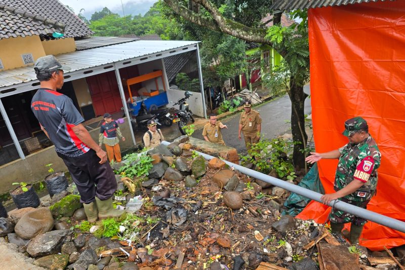 Peran Babinsa dalam penanggulangan Bencana Alam di Desa Surodadi Kec.Gringsing