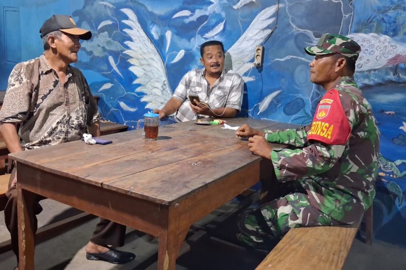 Anggota Babinsa Koramil 11/Warungasem melaksanakan patroli dan komunikasi sosial di Desa Masin Kec.Warungasem