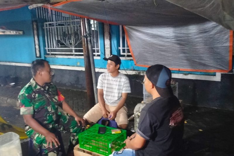 Anggota Babinsa Koramil 09/Blado melaksanakan kegiatan patroli dan komunikasi sosial di Desa Blado Kec.Blado