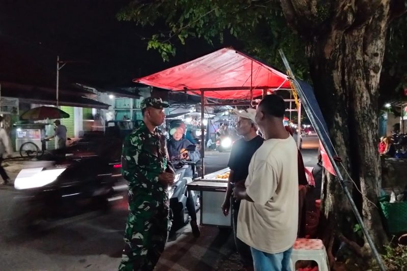 Babinsa Koramil 10/Batang melaksanakan patroli dan komuniksi sosial di wilayah Kec.Batang