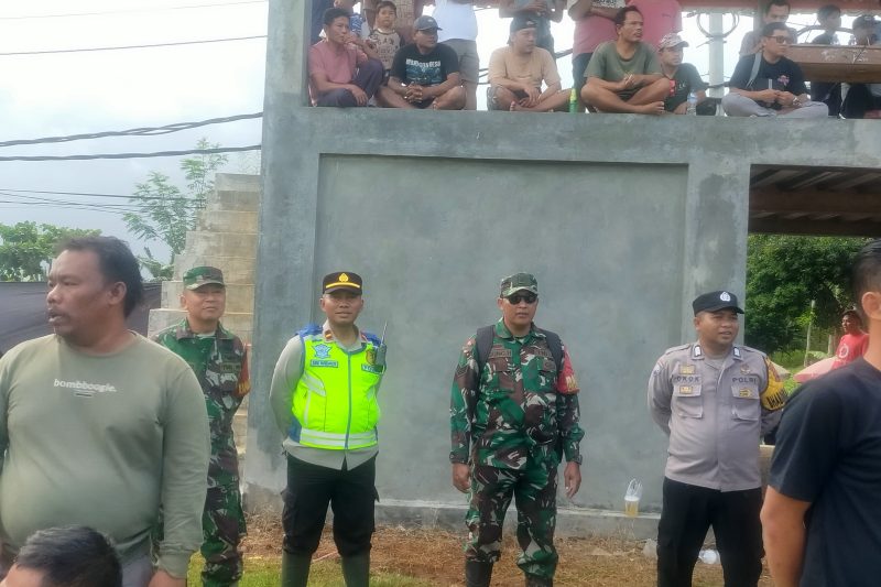 Anggota Koramil 12/Tulis hadiri liga1 bhimasena yang di adakan di stadion gelora Maulana Maghribi Ujungnegoro