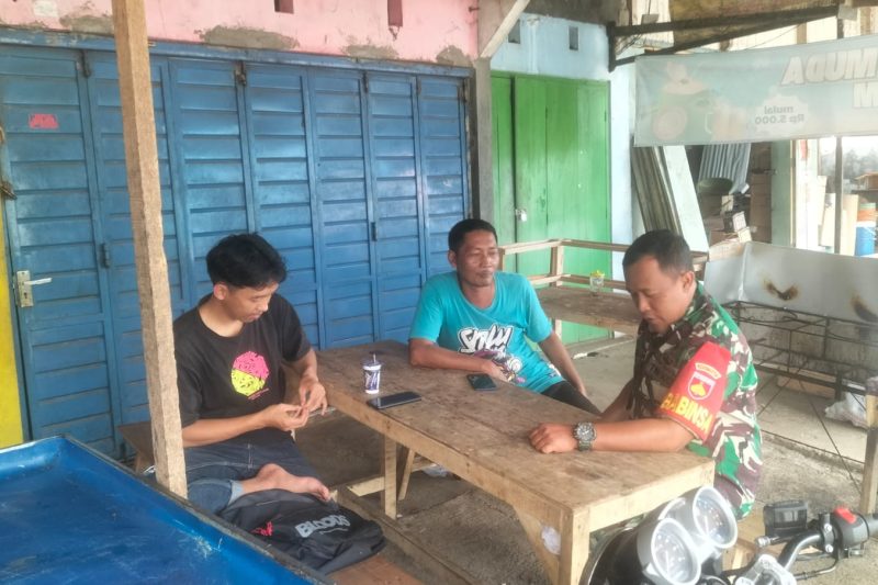 Babinsa Koramil 09/Blado melaksanakan kegiatan Patroli kewilayahan di lanjutkan Komunikasi Sosial dengan Warga/ masyarakat Desa Blado Kecamatan Blado Kabupaten Batang.