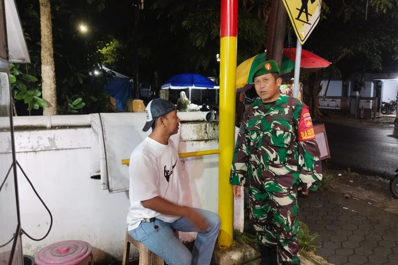 anggota babinsa koramil 10/batang melaksanakan patroli dan komunikasi sosial di wilayah Kec.Batang Kab. Batang