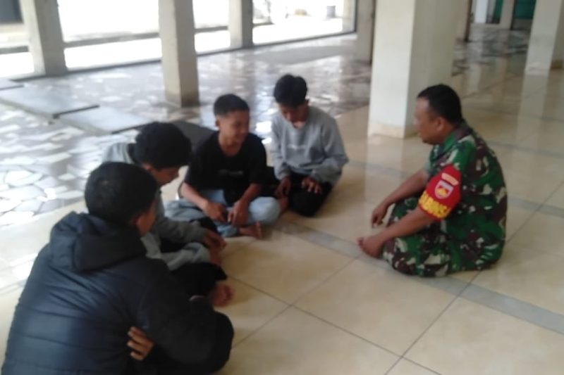 Anggota Koramil 12/Tulis melaksanakan patroli dan komunikasi sosial dengan masyarakat Desa Karanganom Kec.Kandeman