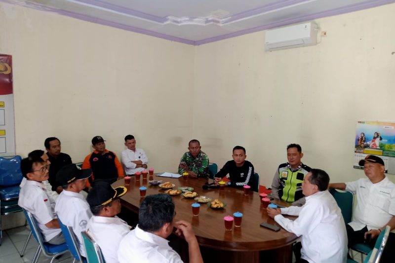 Danramil 01/Subah menghadiri rapat koordinasi dan teknis pelaksanaan penebangan pohon di wilayah Kec.Subah Kab.Batang