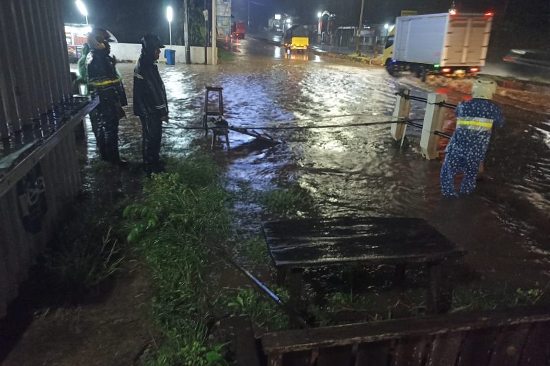 Babinsa Koramil 01/Subah membantu proses kelancaran lalulintas dalam bencana alam banjir di wilayah jalan pantura Desa Clapar Kec.Subah