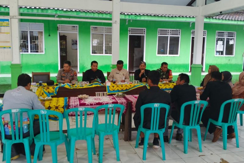 DANRAMIL 12/TULIS MELAKSANAKAN KEGIATAN MONITORING DD TAHAP II  TAHUN 2025 DI DESA  KEBUMEN KEC. TULIS KAB. BATANG