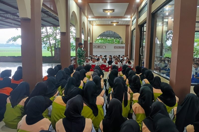 BABINSA KORAMIL 11/ WARUNGASEM MELAKSANAKAN KEGIATAN SOSIALISASI KKRI DI SMKN 1 WARUNGASEM KEC. WARUNGASEM KAB. BATANG