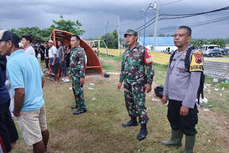 BABINSA KORAMIL 12/TULIS MELAKSANAKAN KEGIATAN PENGAMANAN KEGIATAN LIGA 1 BHIMASENA PSSI DI DESA UJUNGNEGORO KAB. BATANG