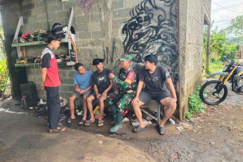 Babinsa Koramil 07/Bandar Melaksanakan Kegiatan Komsos Juga Mengsosialisasikan Program Rekrutmen TNI AD