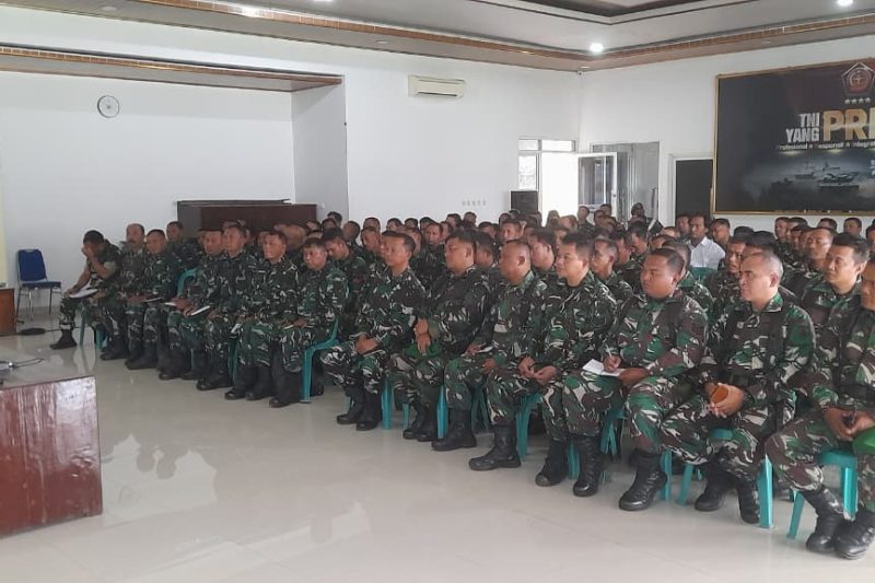 DANDIM BATANG BERIKAN JAM KOMANDAN USAI UPACARA 17-AN DIMAKODIM 0736 / BATANG