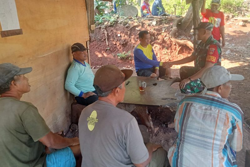 KOMSOS DI BULAN PUASA , BABINSA HIMBAU WARGA JAGA KEAMANAN DAN SALING MENGHARGAI