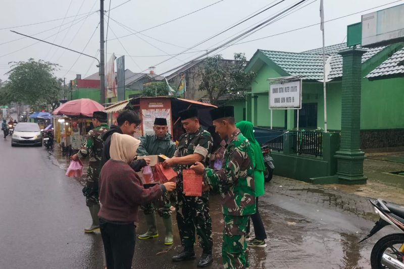Danramil 09/Blado bersama Persita pimpin pembagian takjil