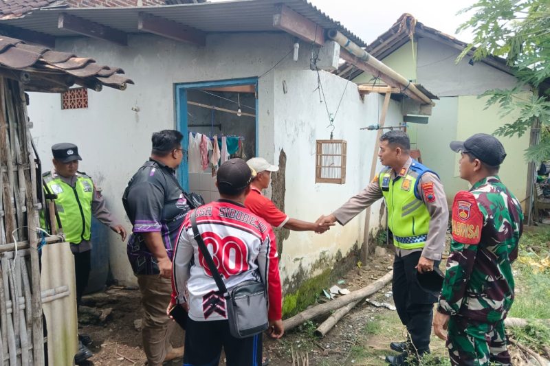 Babinsa Koramil 03/Gringsing tanggap bencana puting beliung di Sidorejo Kec.Gringsing