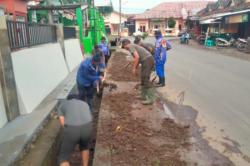 Koramil 06/Tersono gelar karya bakti pembersihan lingkungan yang diikuti Ormas dan Pelajar