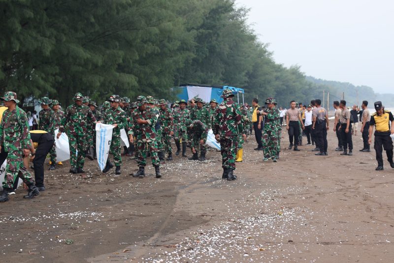 Kodim 0736/Batang Ikut Aksi Bersih Sampah Serentak di Pantai Jodo