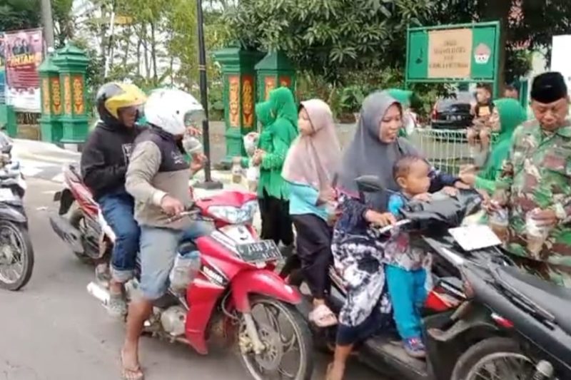 Koramil Wonotunggal Berbagi Takjil Jelang Buka Puasa
