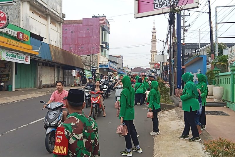 Berkah Ramadhan, Koramil 07/Bandar Berbagi Takjil kepada Masyarakat