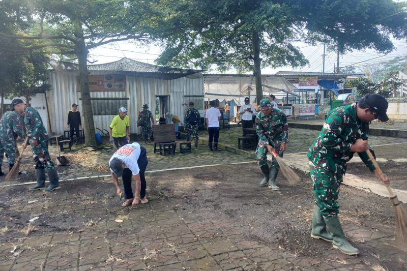 Sinergi Muspika Reban Gelar Karya Bakti Bersihkan Fasilitas Umum