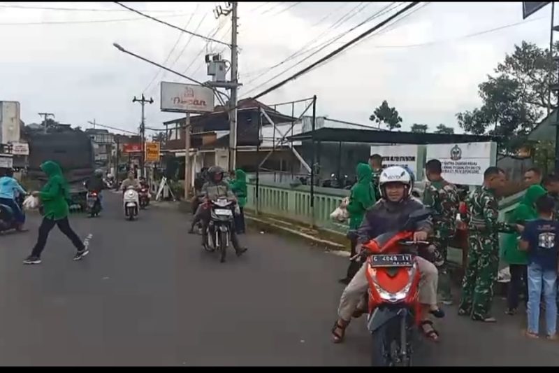 KORAMIL 05/REBAN MELAKSANAKAN KEGIATAN PEMBAGIAN TAKJIL SAAT JELANG BUKA PUAS