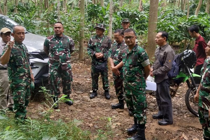 DANDIM BATANG DAMPINGI KEMAHAN RI SURVEI LOKASI PEMBANGUNAN YONIF TP DI DESA SIGAYAM