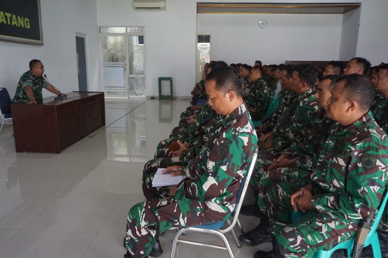 Dandim 0736/Batang Berikan Jam Komandan Usai Upacara Bendera