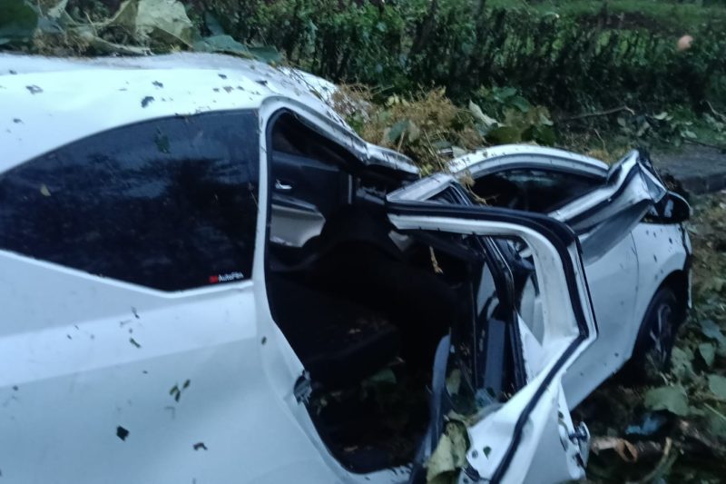 babinsa koramil 01 / subah melaksanakan kegiatan evakuasi bencana angin besar di kec. tulis kab. batang