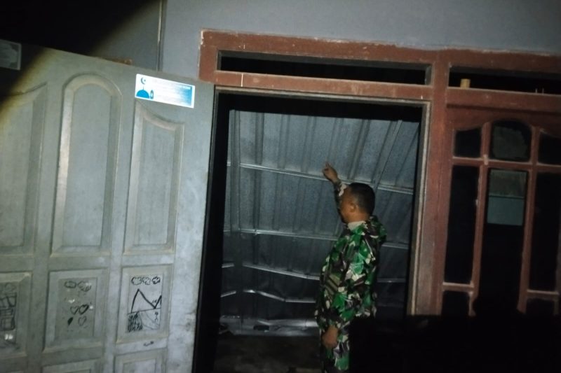 babinsa koramil 12/tulis melaksanakan kegiatan evakuasi bencana angin besar karanganom kec. tulis kab. batang