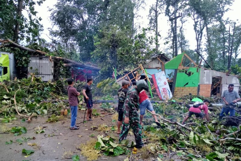 BABINSA KORAMIL 01/SUBAH MELAKSANAKAN KEGIATAN EVAKUASI TERJADINYA BENCANA ANGIN BESAR DI KEC. SUBAH KAB. BATANG