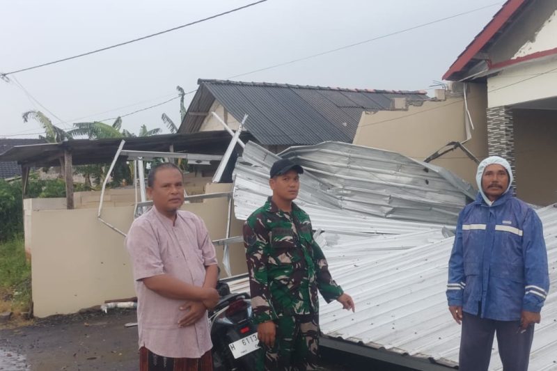 BABINSA KORAMIL 03/GRINGSING MELAKSANAKAN KEGIATAN EVAKUASI BENCANA ANGIN BESAR DI DESA SIDOREJO KEC. GRINGSING KAB. BATANG