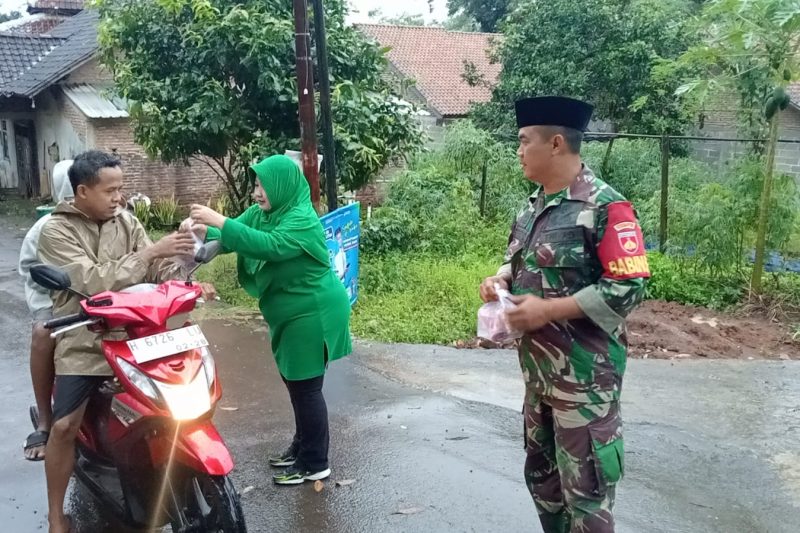 BABINSA KORAMIL 13/BANYUPUTIH DAN PERSIT MELAKSANAKAN KEGIATAN PEMBAGIAN TAKJIL  KEC. BANYUPUTIH KAB. BATANG