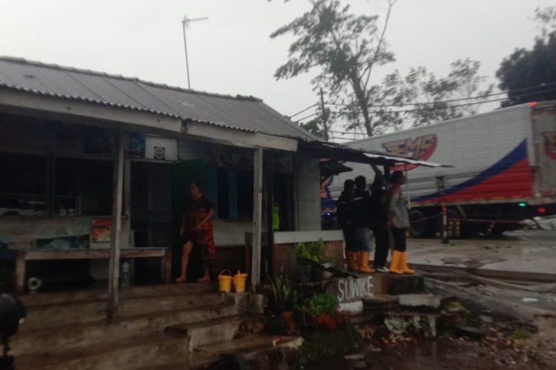 BABINSA KORAMIL 12/TULIS MELAKSANAKAN KEGIATAN EVAKUASI BENCANA ANGIN BESAR DI DESA JRAKAHPAYUNG KEC. TULIS KAB. BATANG